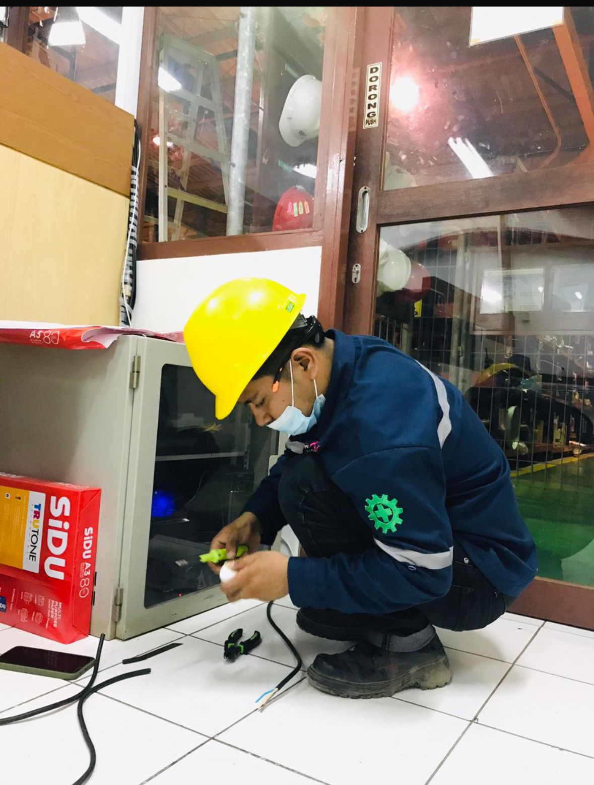 Teknisi melakukan terminasi kabel