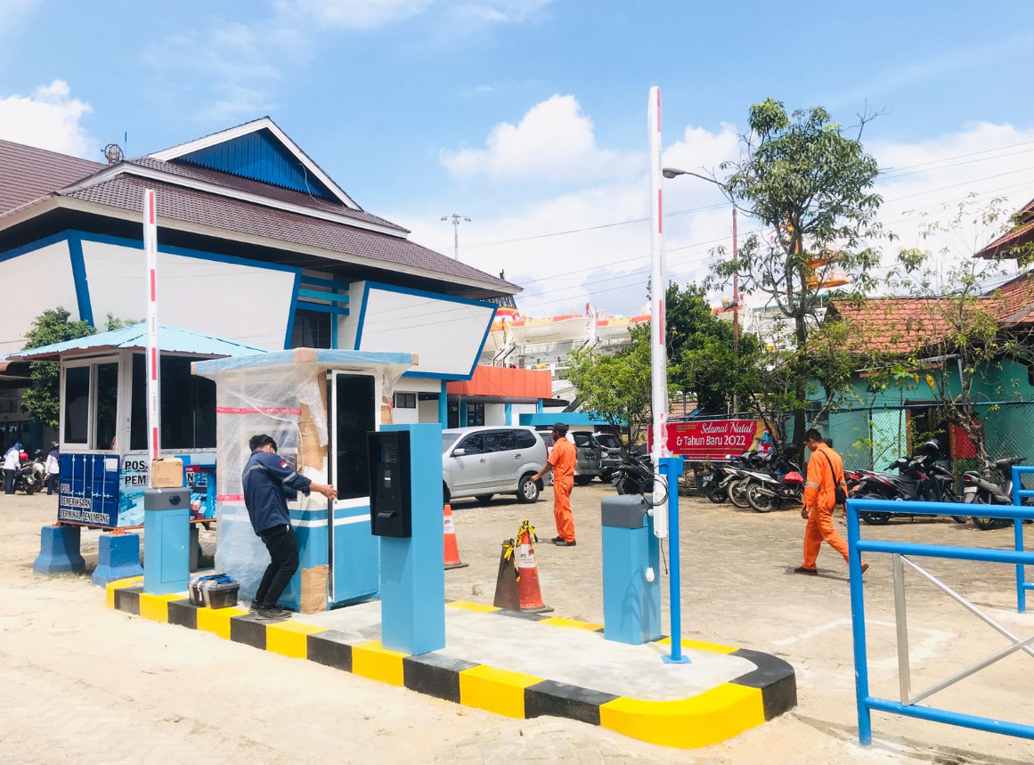 Sistem parkir dengan barrier gate